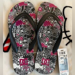 NWT DC Shoes Y2K women’s graffiti print flip flops